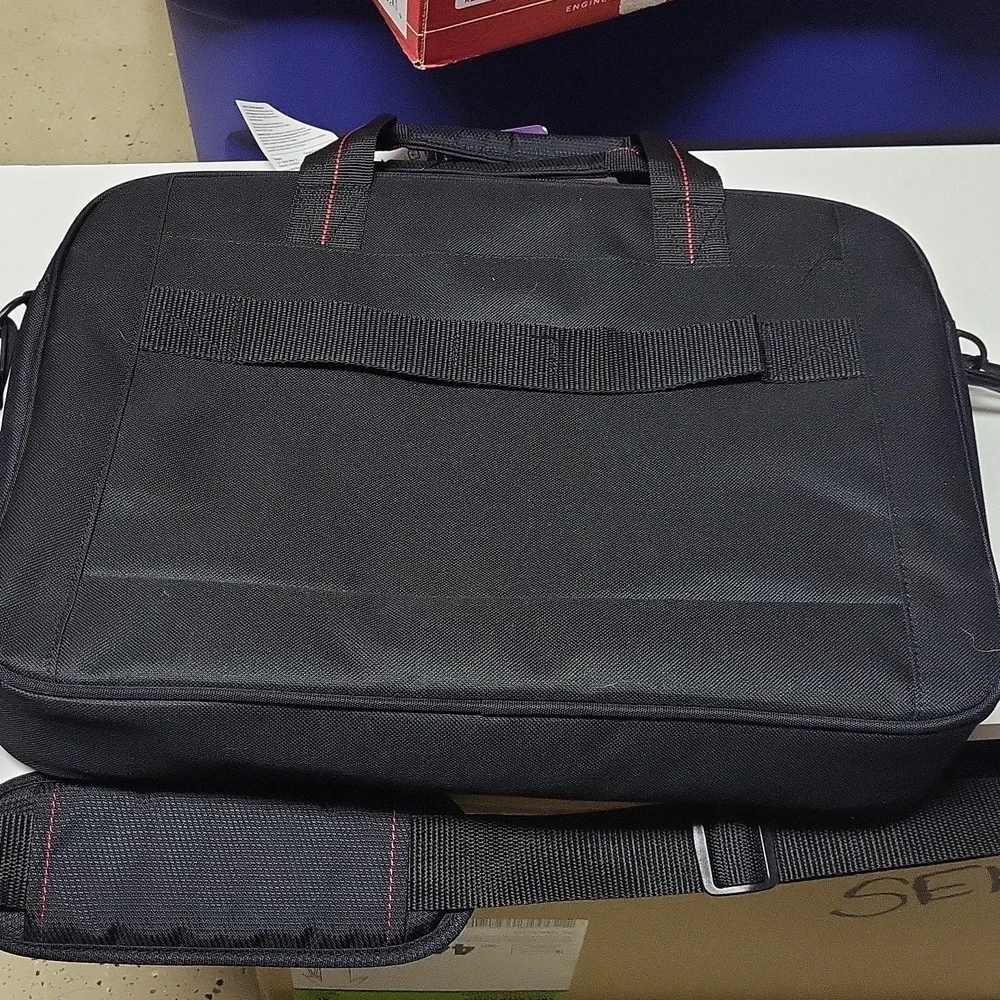 NWT Targus 15.6 Inch Black with Red Stitching Laptop Messenger Travel Bag